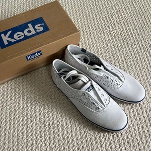 Keds white lace detail classic style sneakers size 9.5